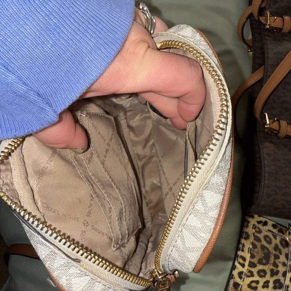 Michael Kors crossbody with Cream and Tan Card Holder - Picture 12 of 16